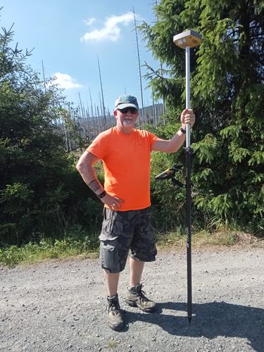Daniel Stier mit GNSS-Messstab im Harz